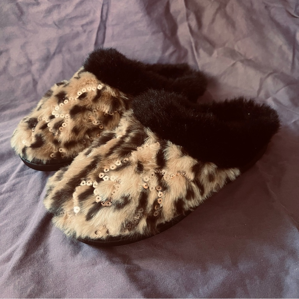 NWOT Leopard Print Faux Fur Slippers with Black Trim and sequins size small 5-6